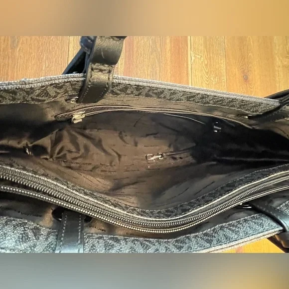 Michael Kors | Women's Jet Set | Signature Tote |
Black & Grey - Picture 10 of 12